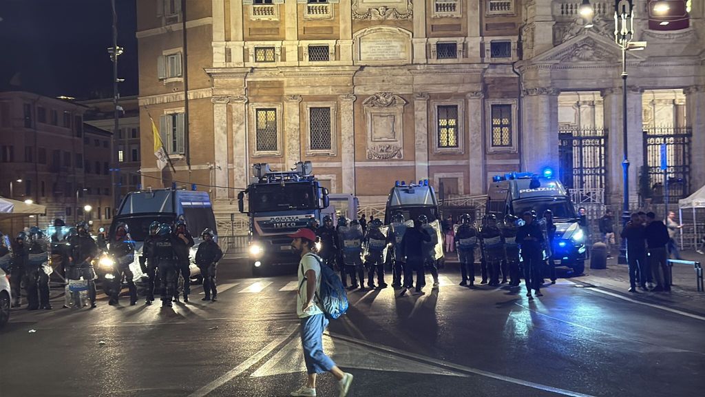Tensione a S.Maria Maggiore, la polizia fronteggia i manifestanti con idranti e lacrimogeni