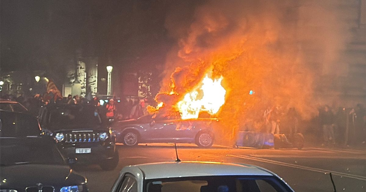 Scontri a Roma tra manifestanti e polizia che usa i lacrimogeni. Auto civetta in fiamme