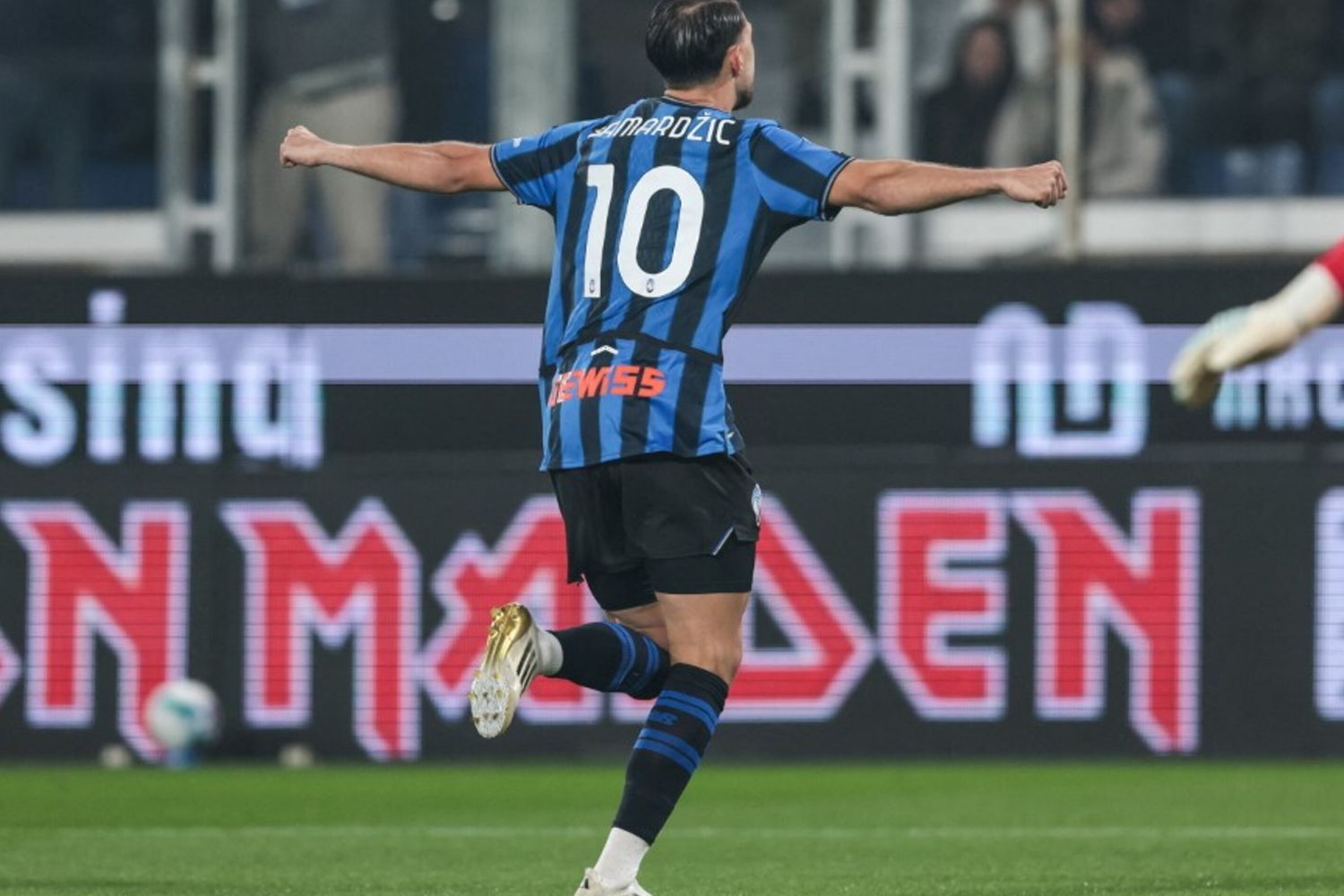 A Samardzic risponde Perrone. Tra Atalanta e Como è 1-1