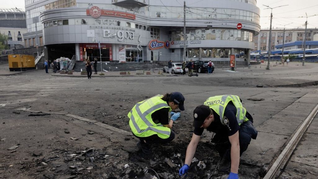 Detriti in una strada dopo una notte di attacchi russi