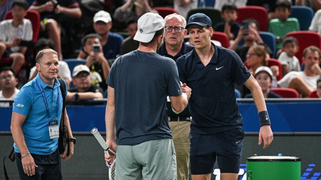 Il caldo di Shanghai stronca i tennisti: Sinner si ritira, Fritz rischia il collasso. Rune: "Volete il morto in campo?"