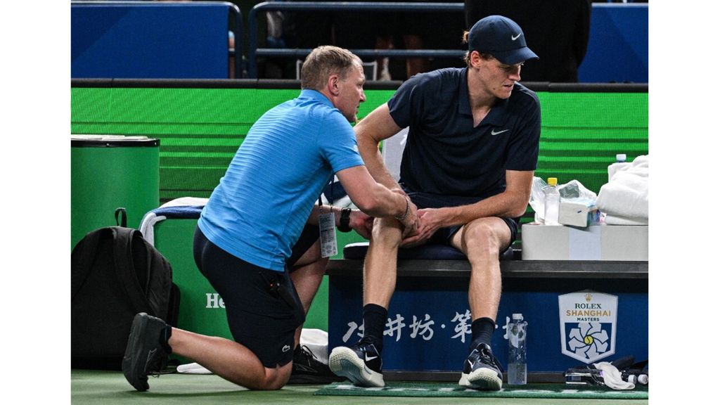 Il caldo di Shanghai stronca i tennisti: Sinner si ritira, Fritz rischia il collasso. Rune: "Volete il morto in campo?"
