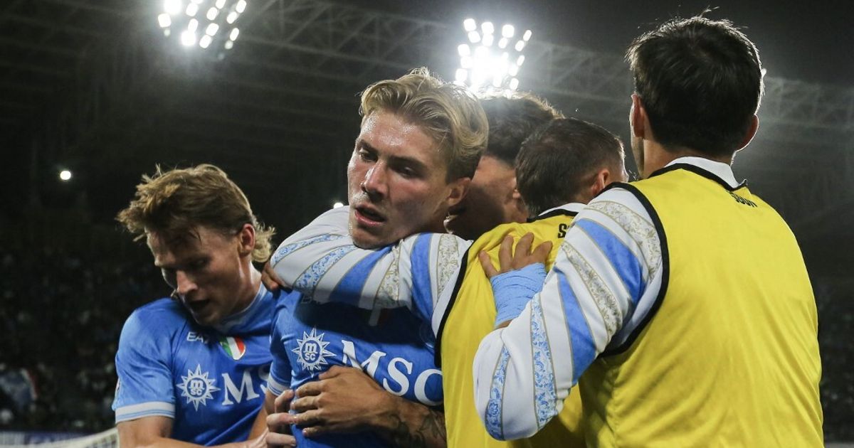 Il Napoli soffre e vince in rimonta sul Genoa 2 1