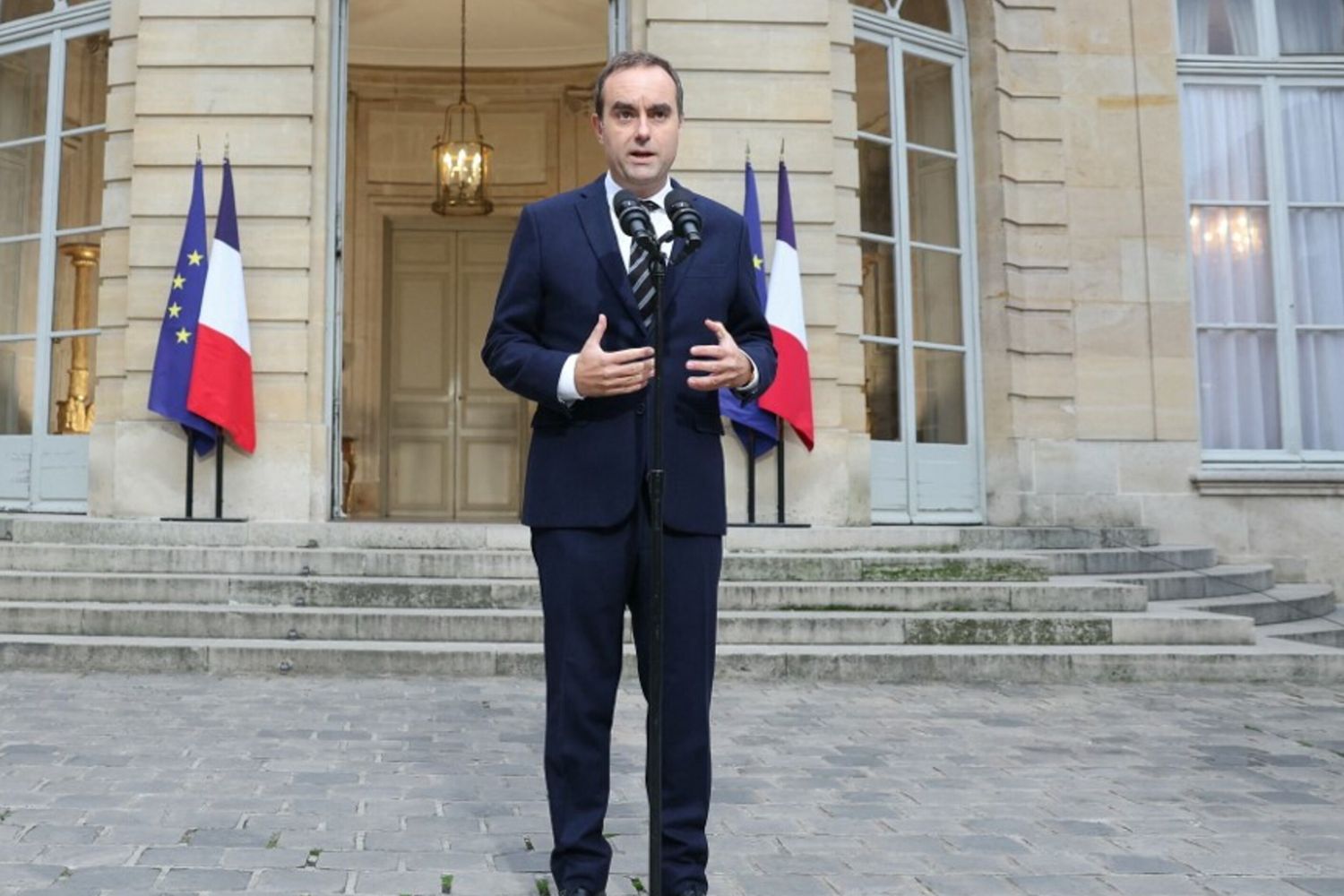 Francia, Macron ci riprova: al via il governo Lecornu con 18 ministri