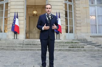 Francia, Macron ci riprova: al via il governo Lecornu con 18 ministri