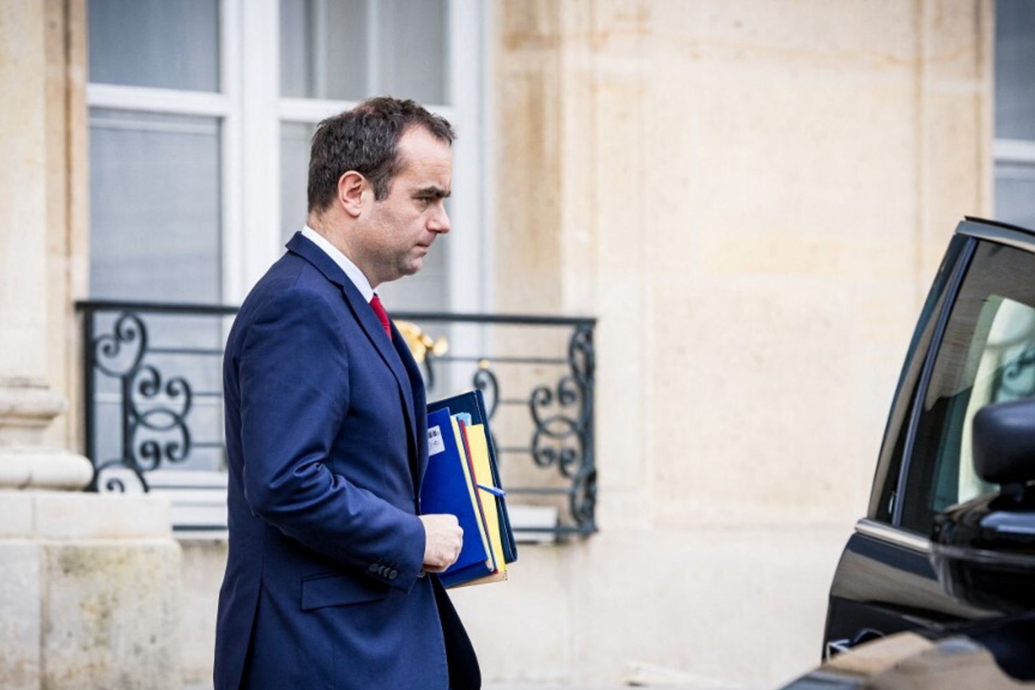 Francia nel caos: Lecornu presenta le dimissioni, Macron le accetta