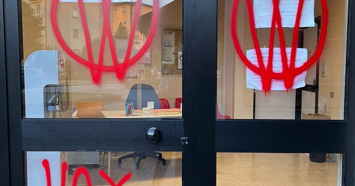 no vax imbrattano un ambulatorio a vicenza medici assassini