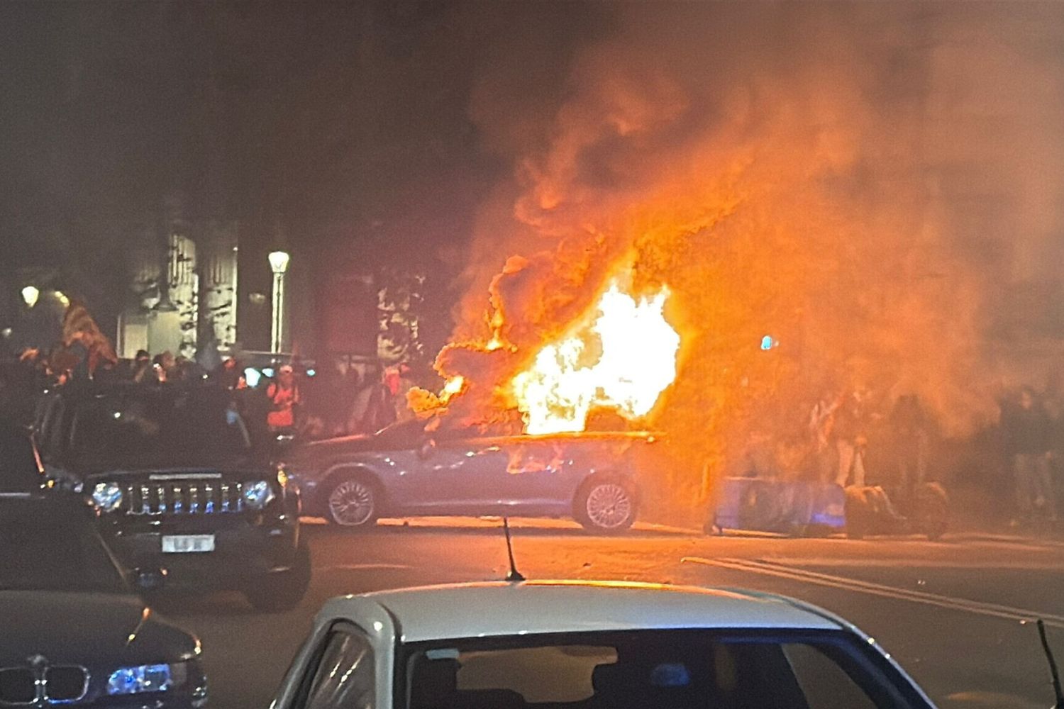 Tensione in centro a Roma, la polizia fronteggia i manifestanti con idranti e lacrimogeni. Auto in fiamme