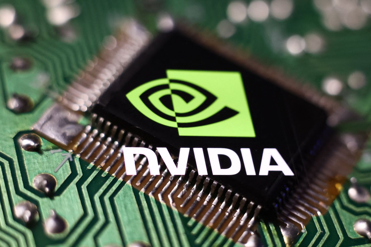 Il logo di Nvidia su un chip