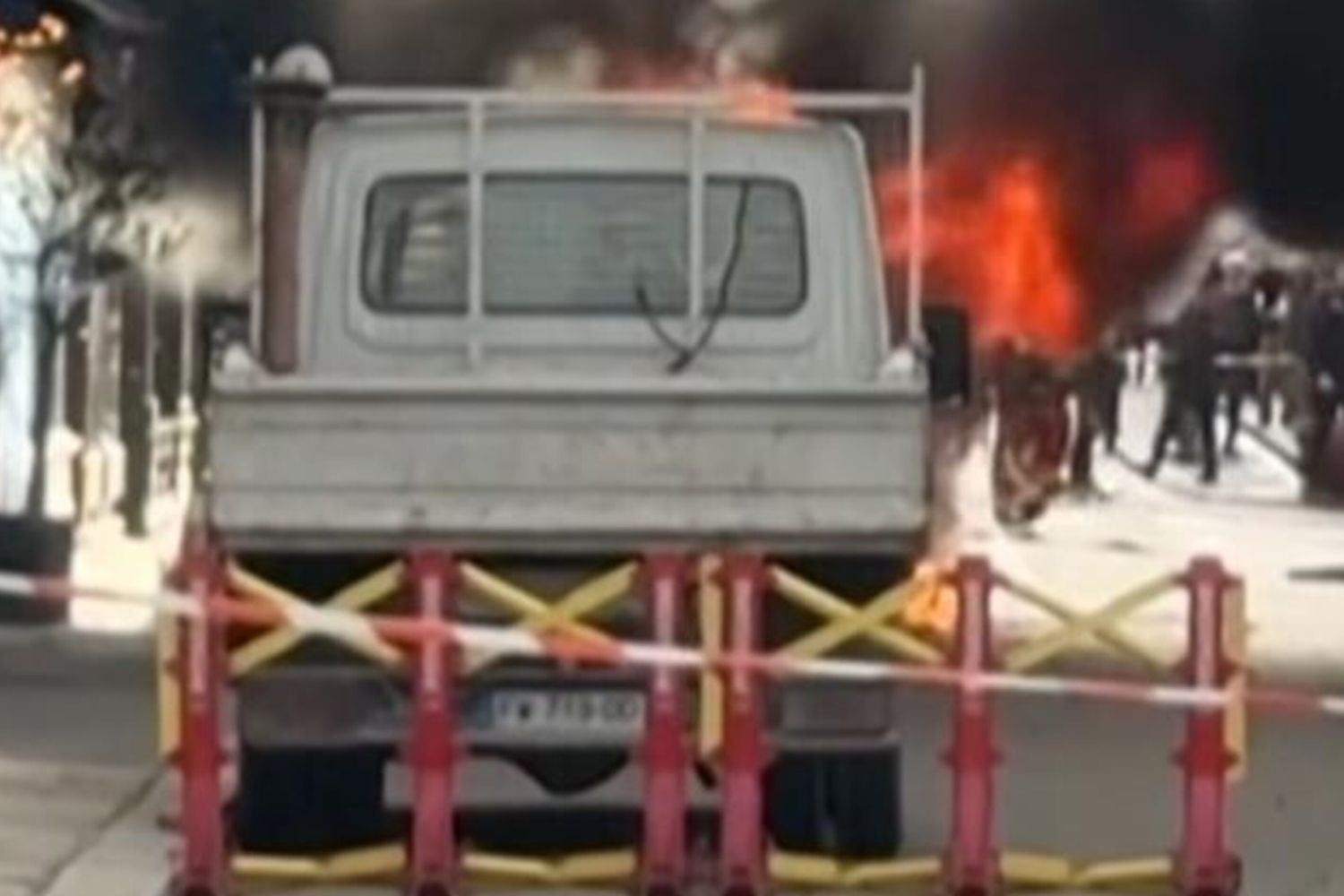 Furgone prende fuoco a Parigi