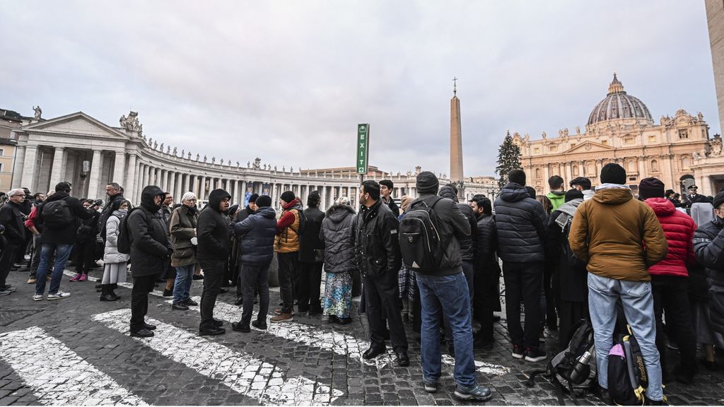 Pellegrini presso la Basilica di San Pietro