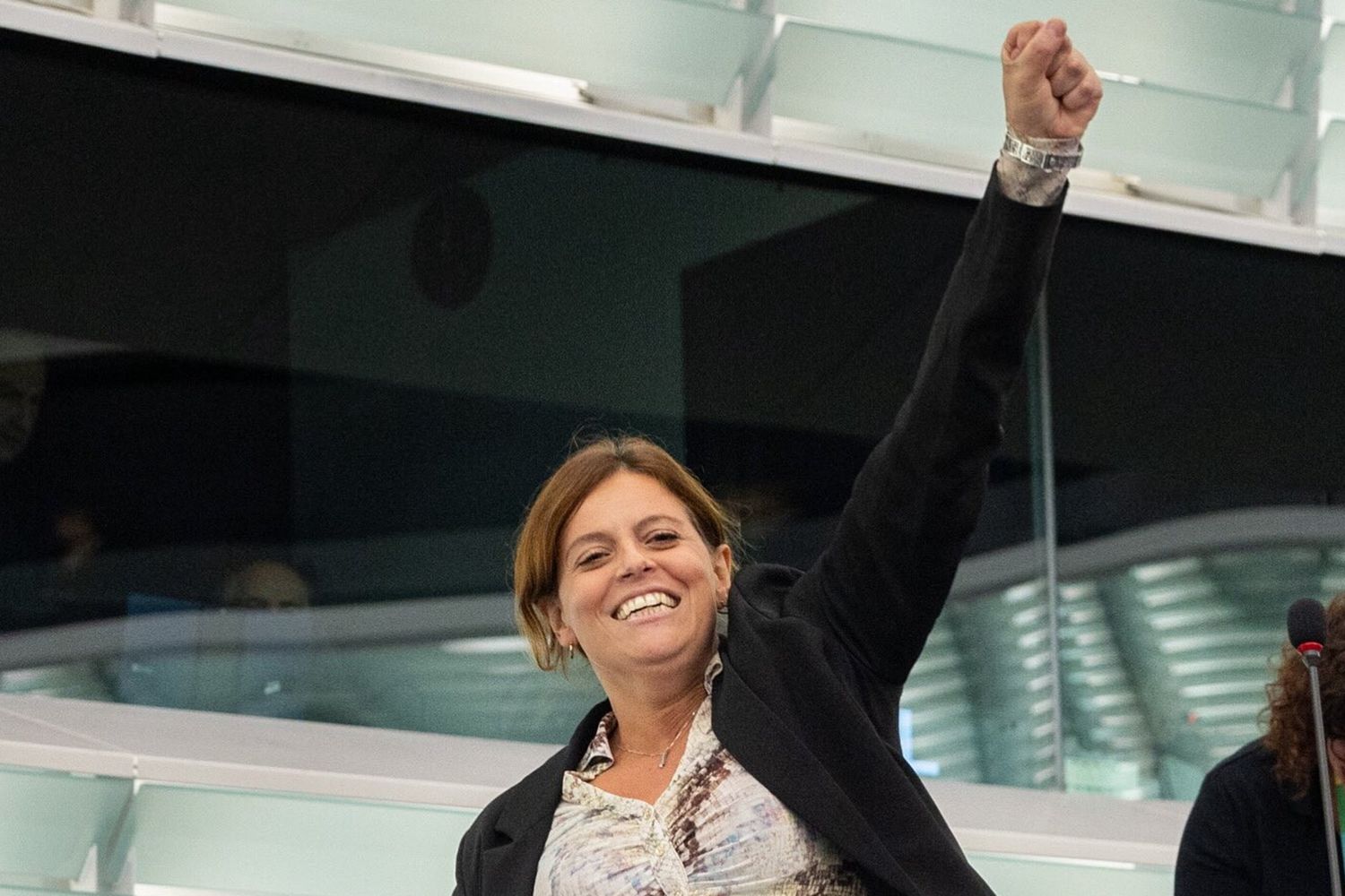 Ilaria Salis esulta in Parlamento dopo il voto  che ne ha confermato l'immunità parlamentare