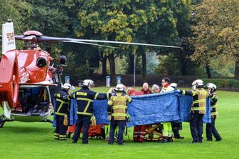 Accoltella la sindaca di Herdecke e fugge, è caccia all'uomo in Germania