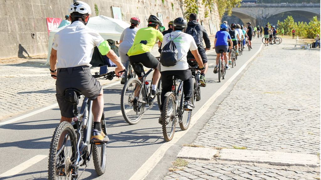 Ciclisti sulla pista ciclabile lungo il Tevere