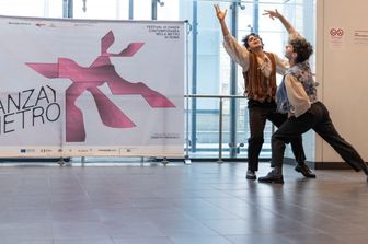 Ballerini sui esibiscono nella stazione della Metro C