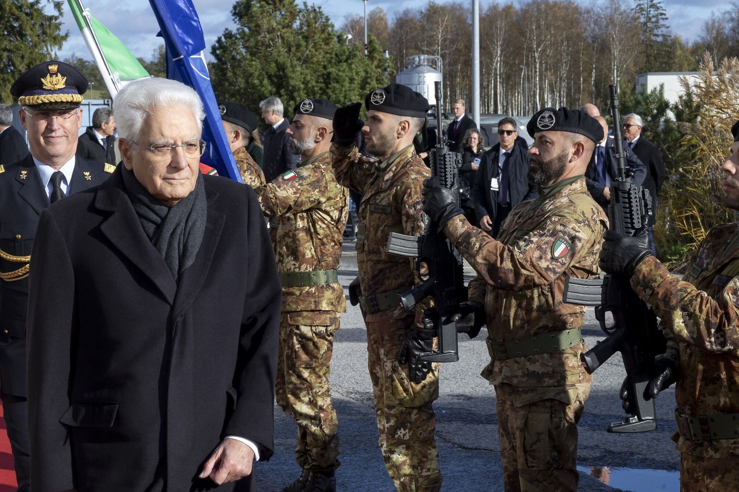 Il Presidente Mattarella Sergio Mattarella nella base di Amari