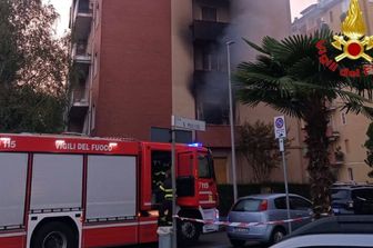 Rogo in un'abitazione nel Milanese, tre morti. Evacuate 50 persone dal palazzo
