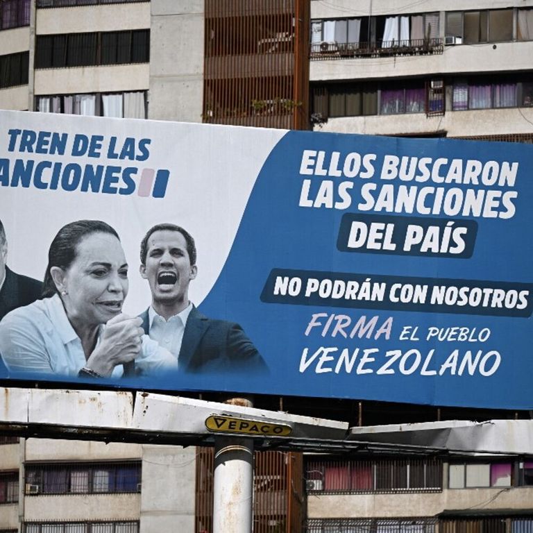 A Caracas un cartellone pubblicitario accusa i leader dell'opposizione (da sinistra a destra) Leopoldo Lopez, Maria Corina Machado e Juan Guaido, per le sanzioni statunitensi imposte al Paese