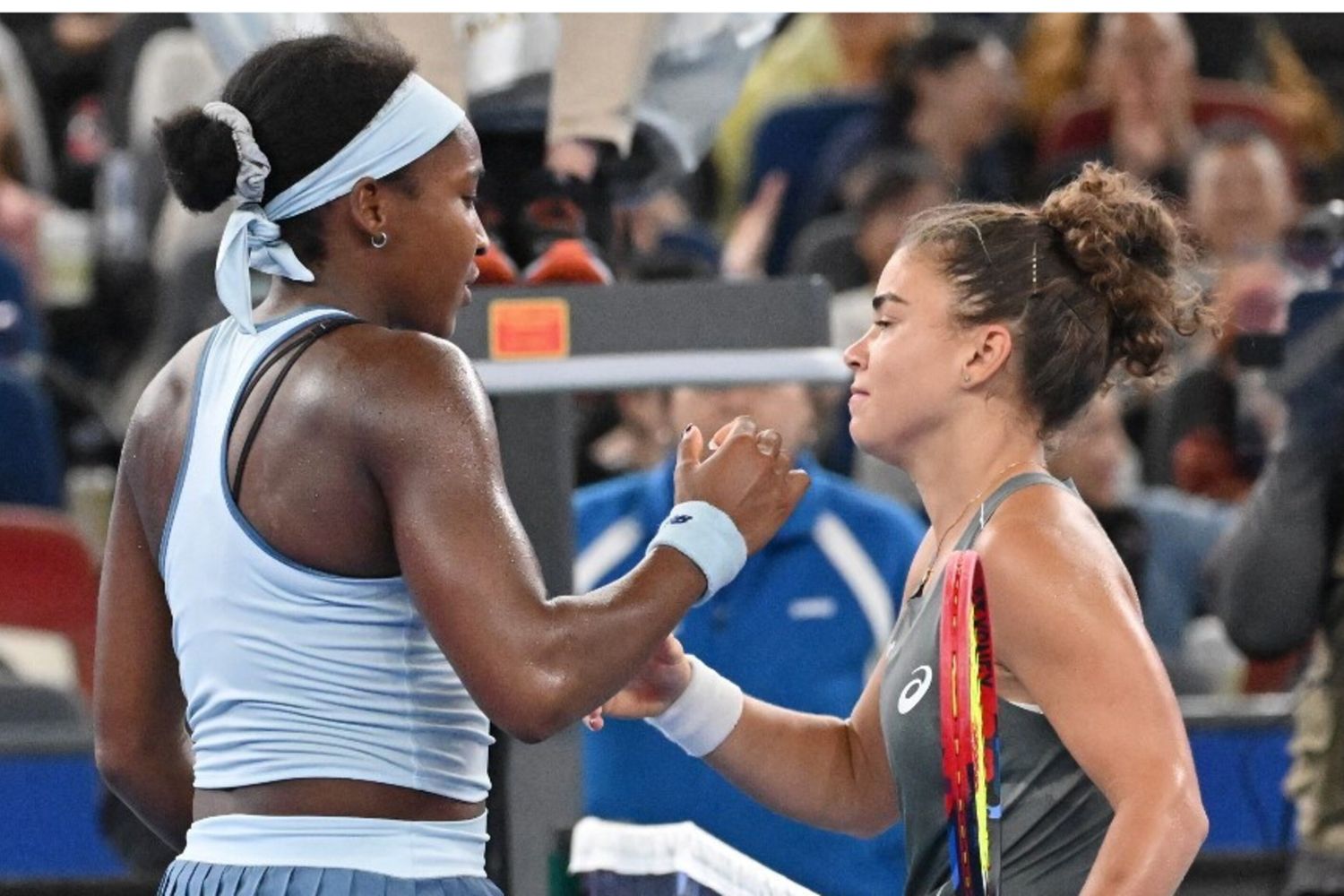 La statunitense Coco Gauff saluta l'italiana Jasmine Paolini