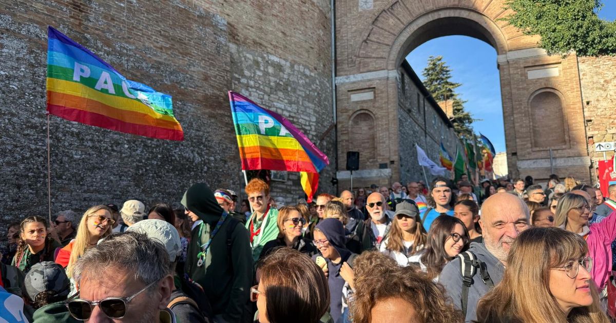 al via la marcia per la pace perugia assisi una marea che difende l umanit224