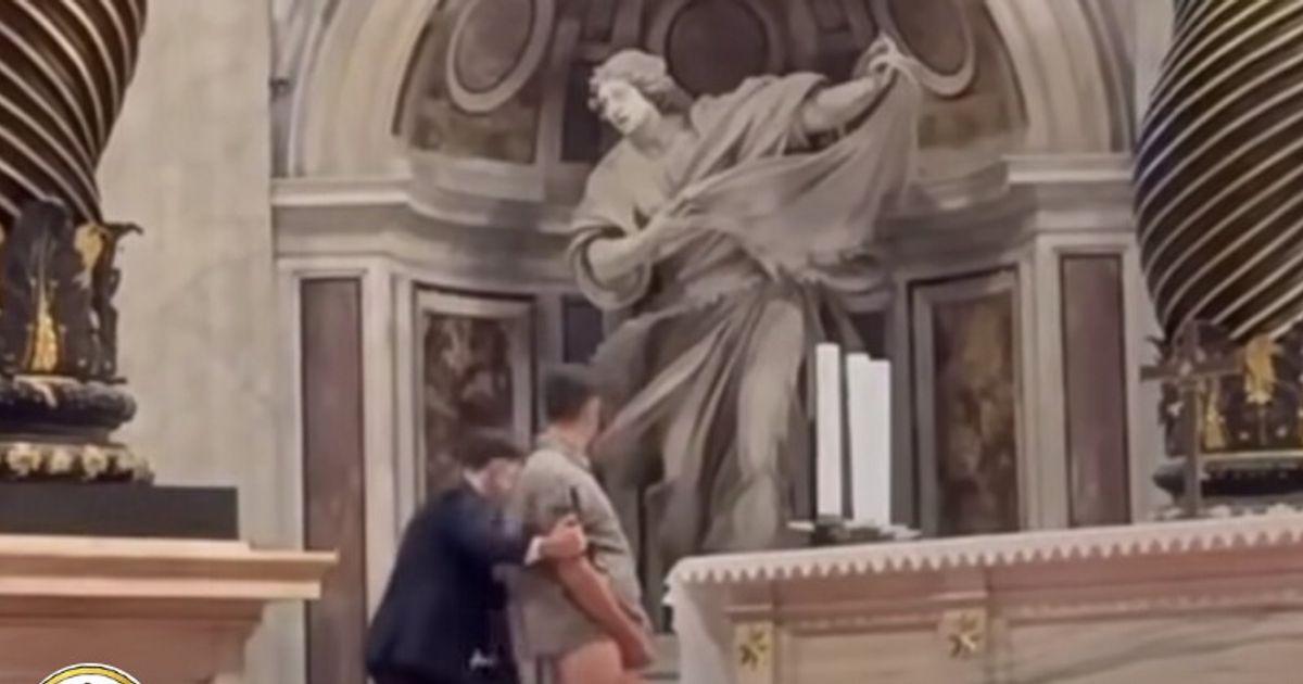 Un uomo entra a San Pietro e urina sull