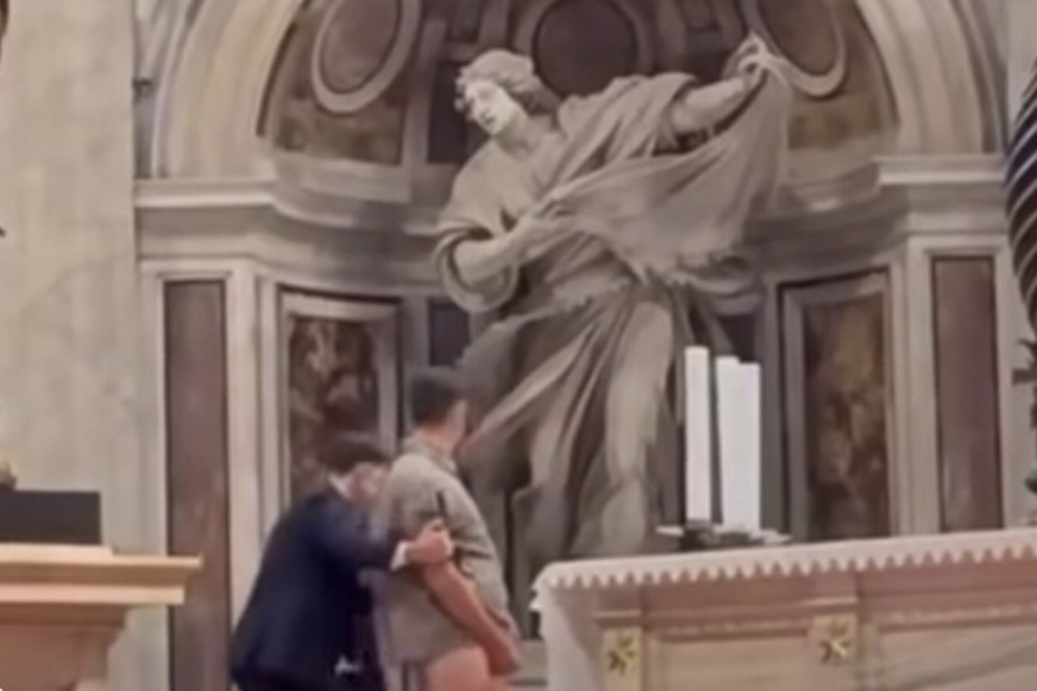 Uomo urina sull'altare di San Pietro