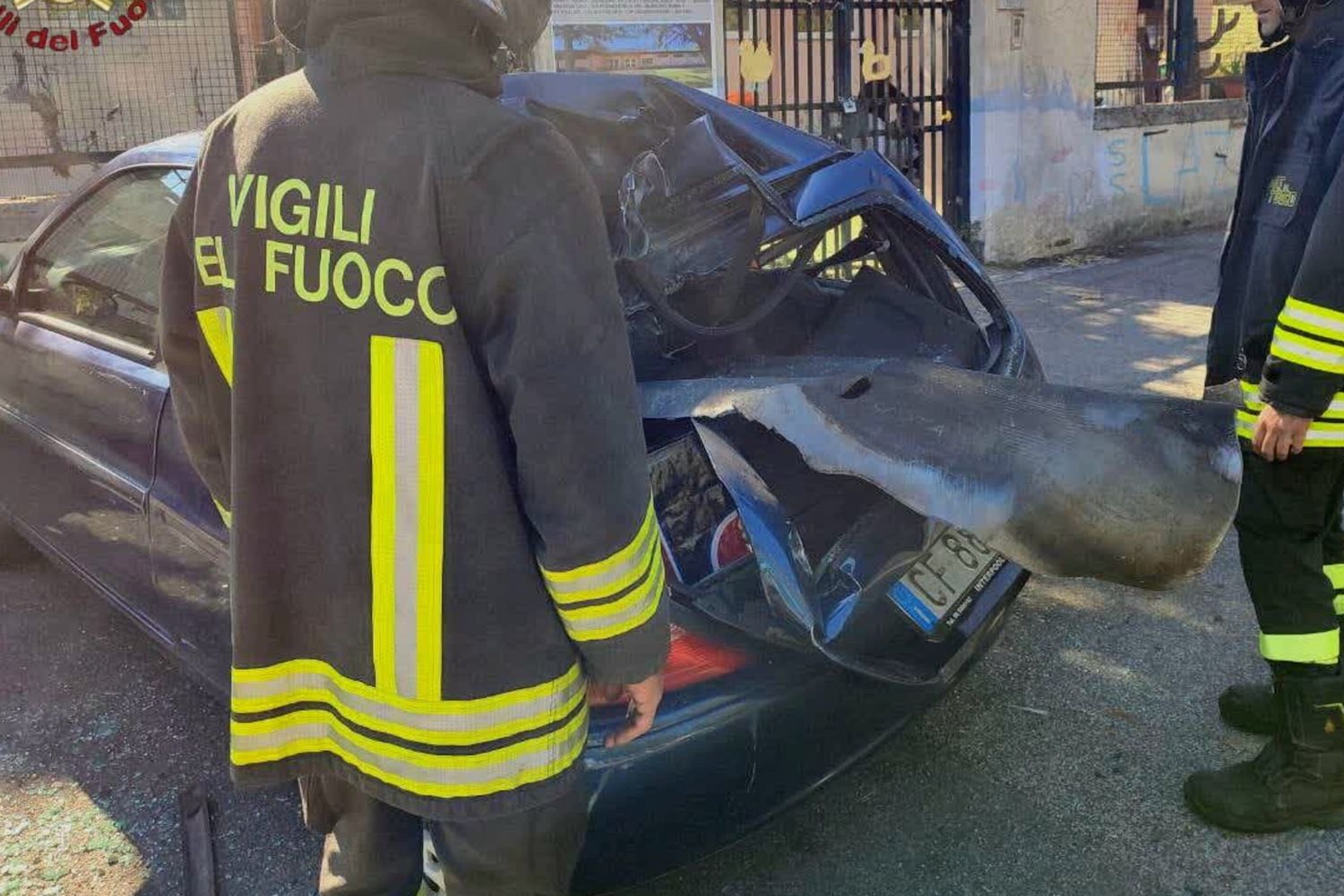 Macchina distrutta dalla bombola di gpl esplosa a Roma