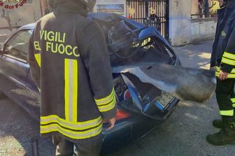 Macchina distrutta dalla bombola di gpl esplosa a Roma