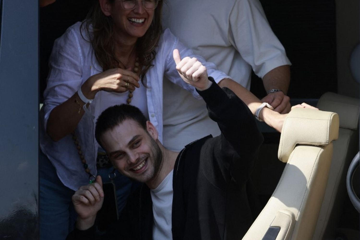 L'ostaggio israeliano liberato Alon Ohel fa un gesto di saluto ai sostenitori al suo arrivo in Israele