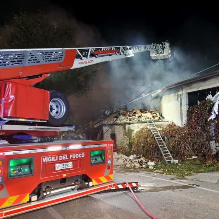 Il casolare crollato dopo l'esplosione nel Veronese