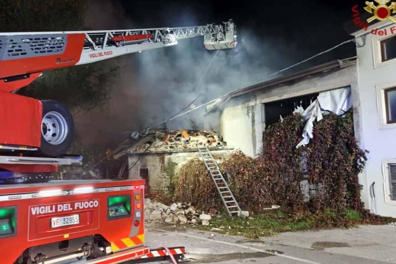 Il casolare crollato dopo l'esplosione nel Veronese