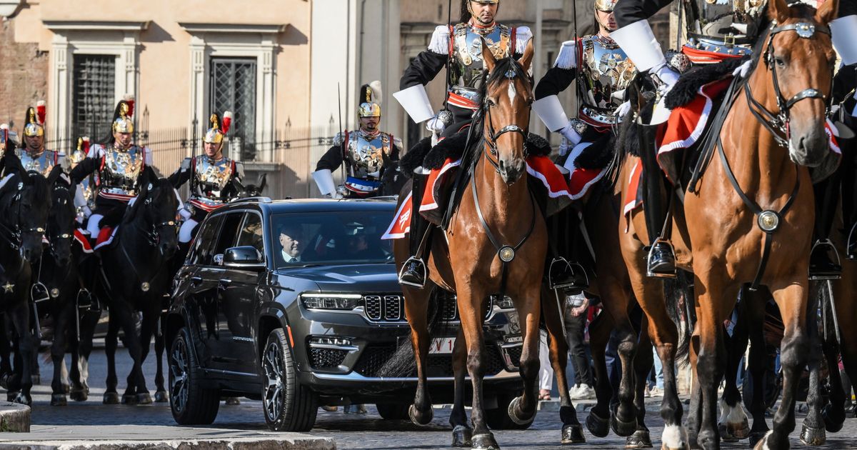 Papa Leone XIV da Mattarella scortato da Corazzieri a cavallo