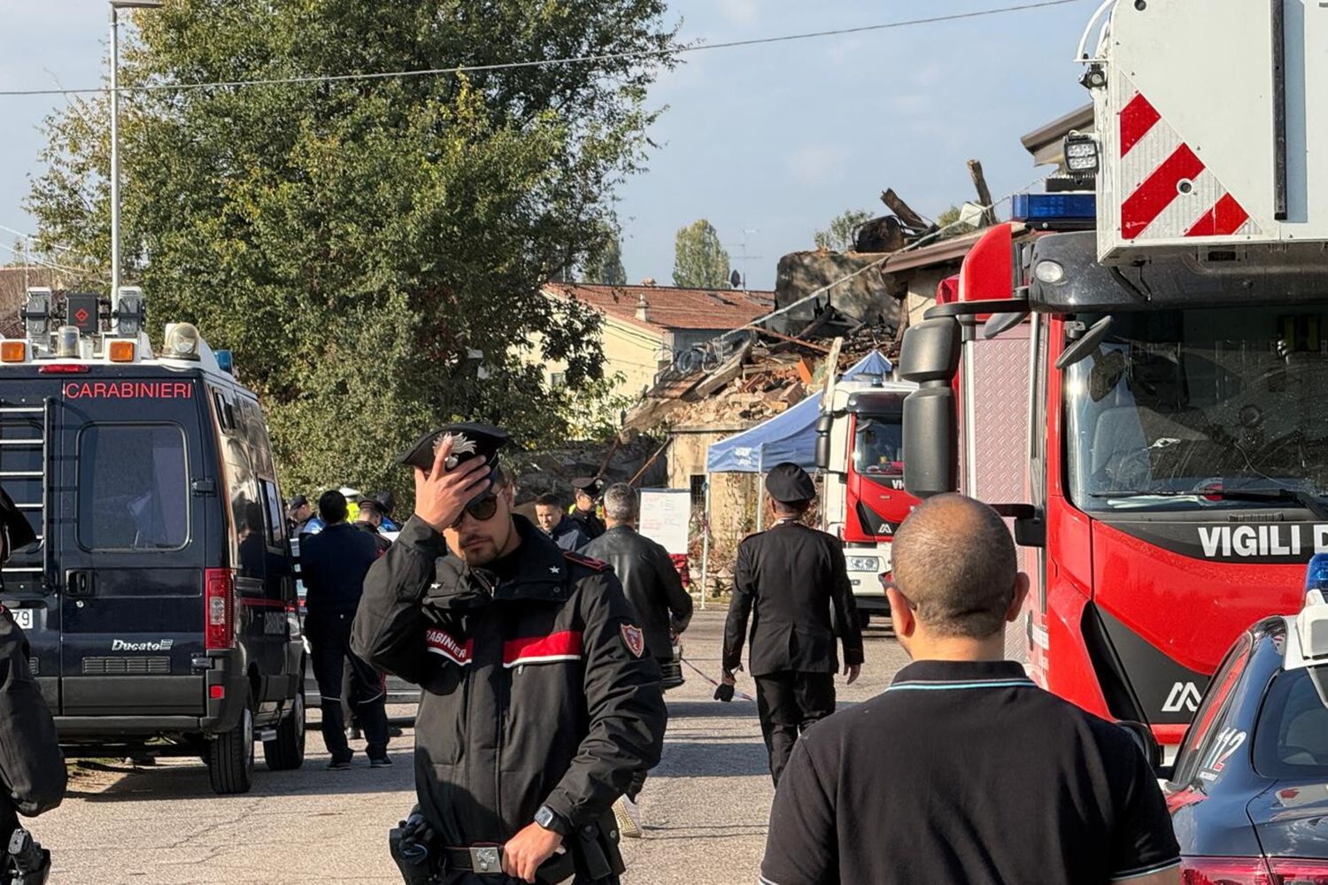 Carabinieri sul luogo dell'esplosione del casolare nel veronese