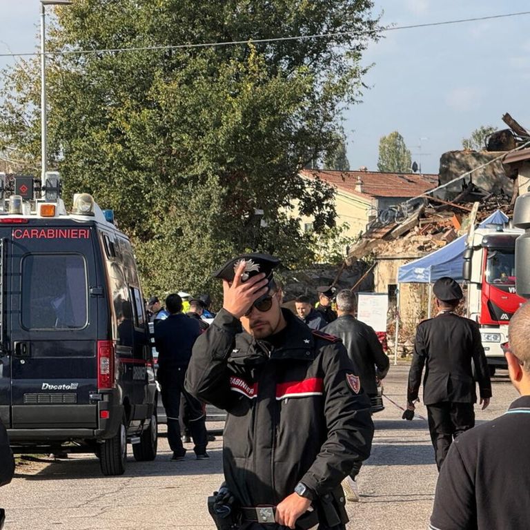 Carabinieri sul luogo dell'esplosione del casolare nel veronese