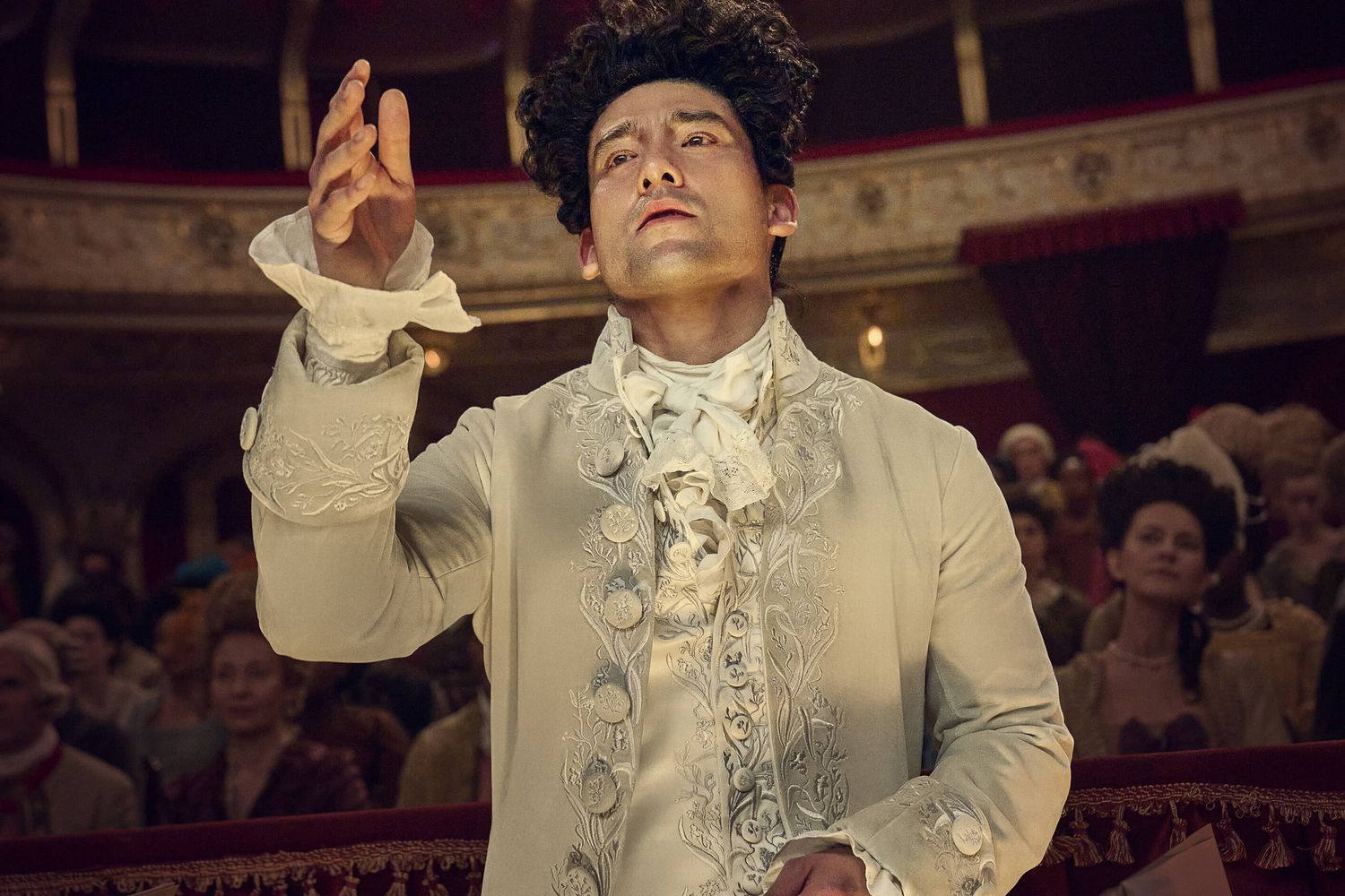 Will Sharpe è Amadeus nella serie Sky Original