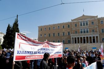 Proteste in Grecia contro l'estensione dell'orario lavorativo