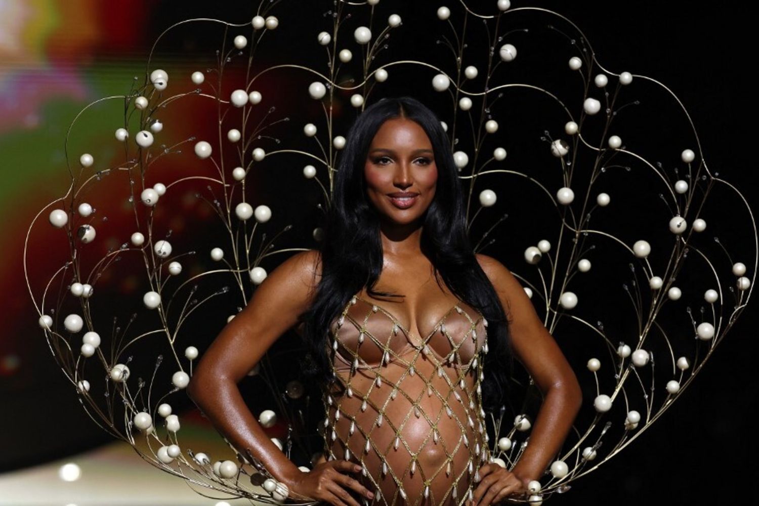 La modella statunitense Jasmine Tookes sfila in passerella durante il Victoria's Secret Fashion Show a New York