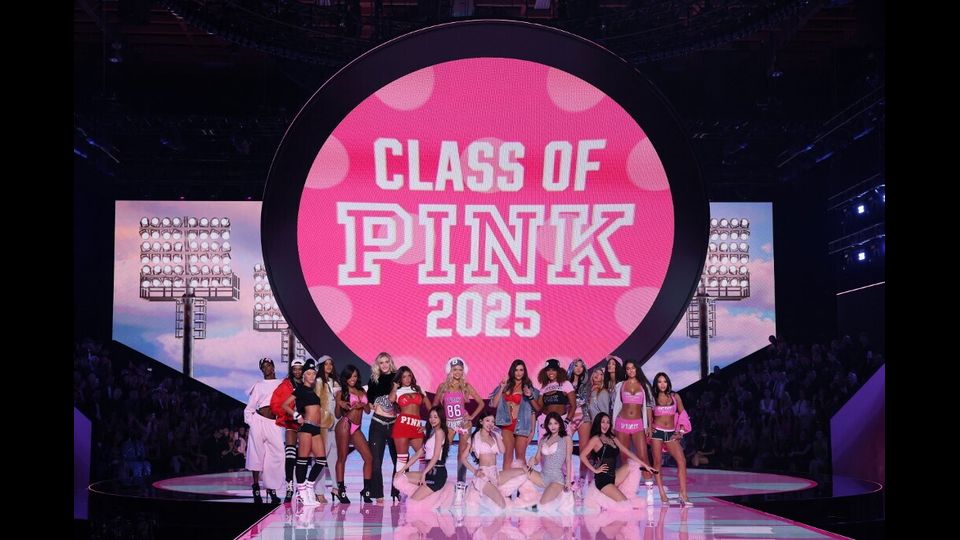 Le modelle sfilano in passerella durante il Victoria's Secret Fashion Show a New York