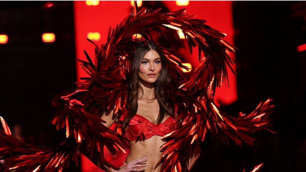 Una modella sfila in passerella durante il Victoria's Secret Fashion Show a New York