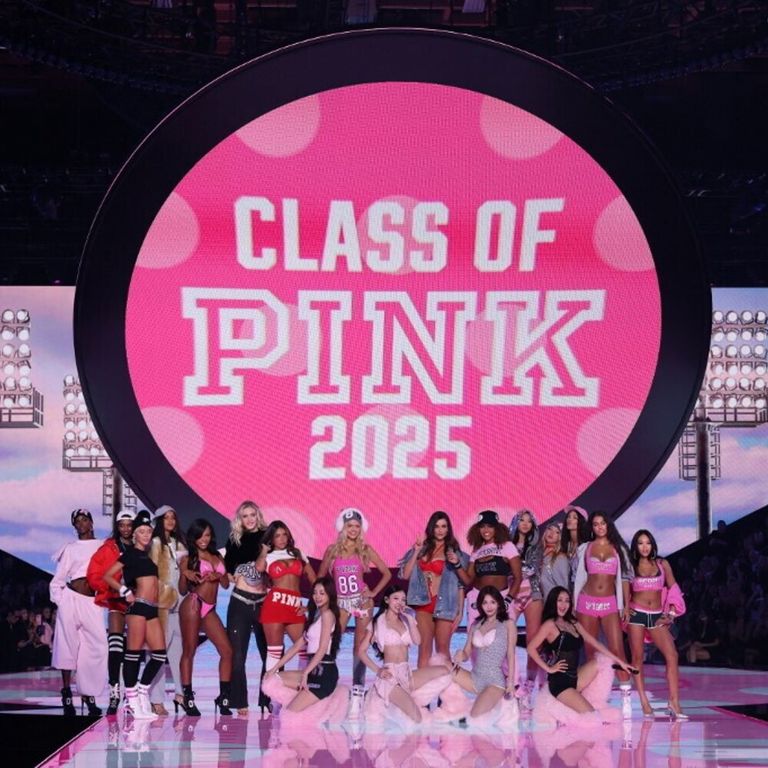 Le modelle sfilano in passerella durante il Victoria's Secret Fashion Show a New York