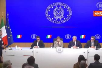 Manovra da 18,7 miliardi. Fisco, banche, pensioni e sigarette, le novità