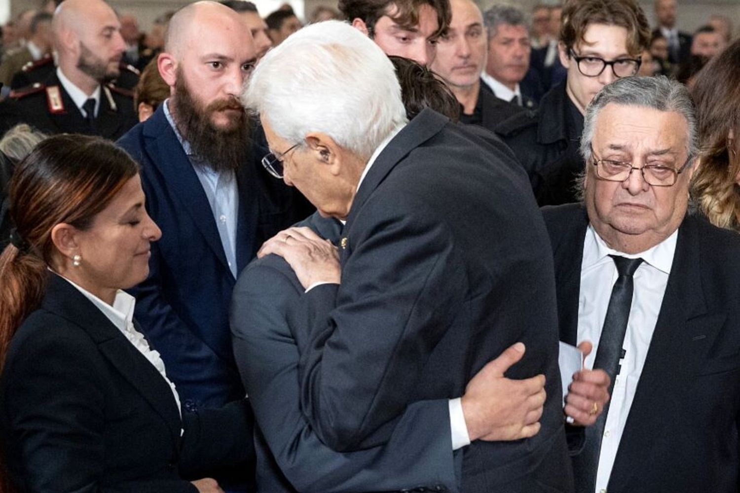 Il Presidente della Repubblica Sergio Mattarella con i famigliari dei carabinieri uccisi a Verona