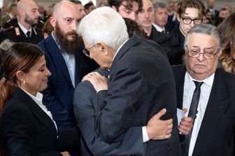 Il Presidente della Repubblica Sergio Mattarella con i famigliari dei carabinieri uccisi a Verona