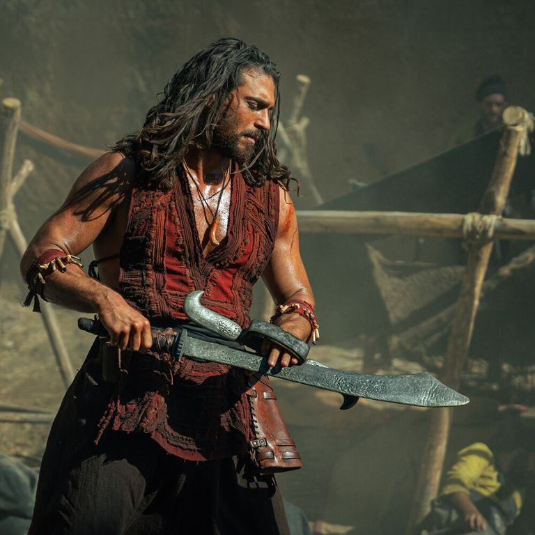 Can Yaman in una scena di 'Sandokan'