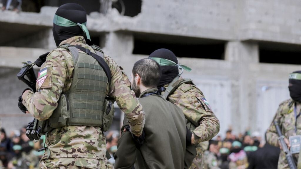 Hamas consegna il corpo di un altro ostaggio. Netanyahu avverte: "Il tempo stringe"