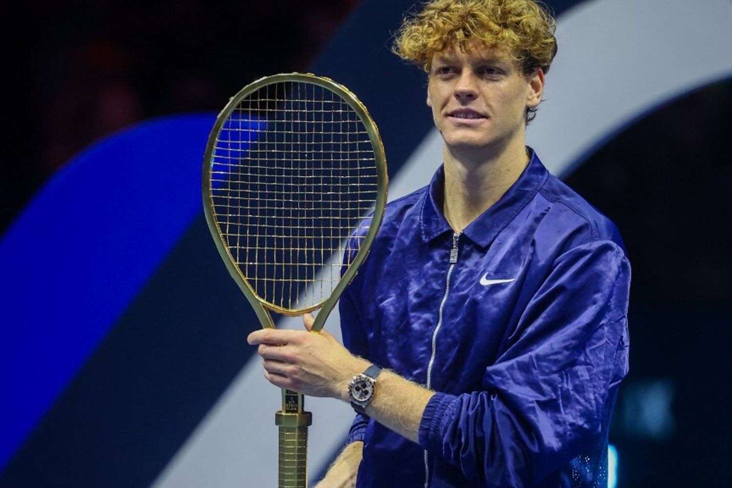 La racchetta d'oro vinta da Sinner a Riad