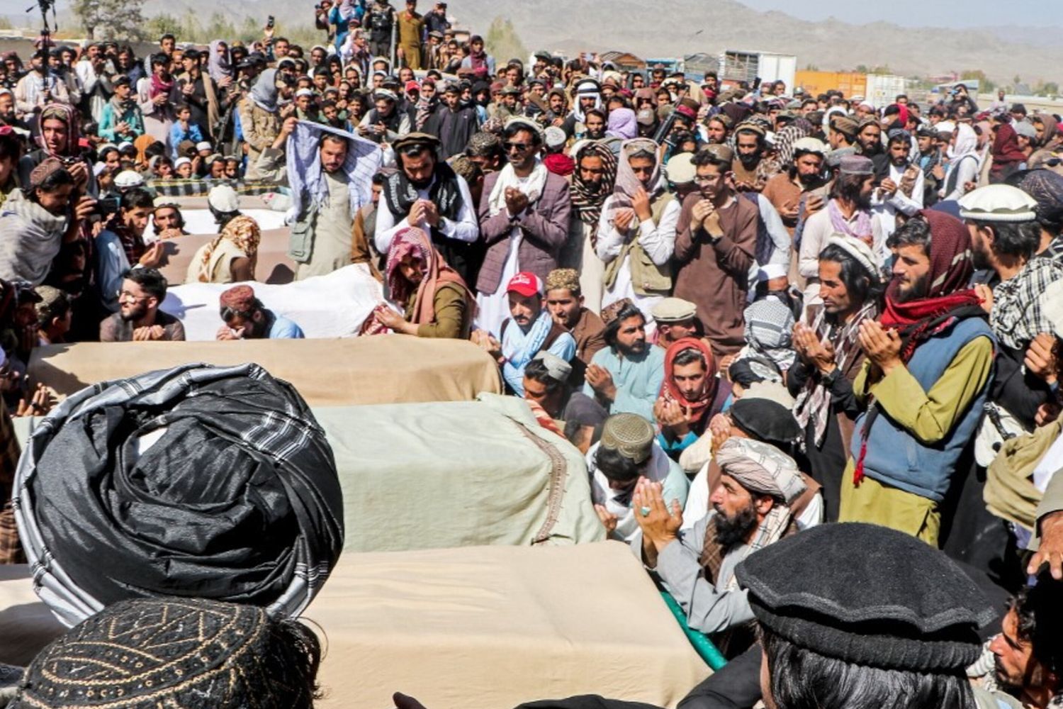 Persone in lutto in Afghanistan circondano le bare delle vittime uccise negli attacchi aerei del Pakistan