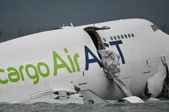 Hong Kong, aereo cargo finisce fuori pista durante l' atterraggio, 2 morti