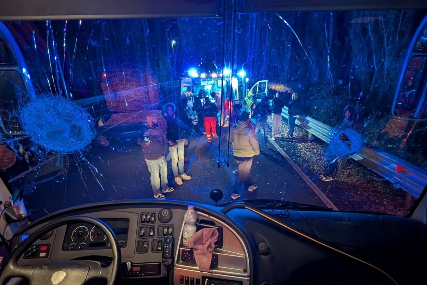 Il pullman dopo la sassaiola