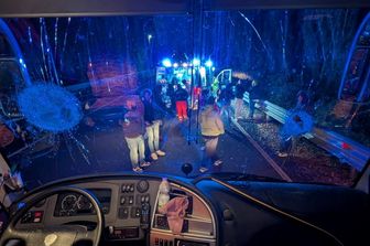 Il pullman dopo la sassaiola